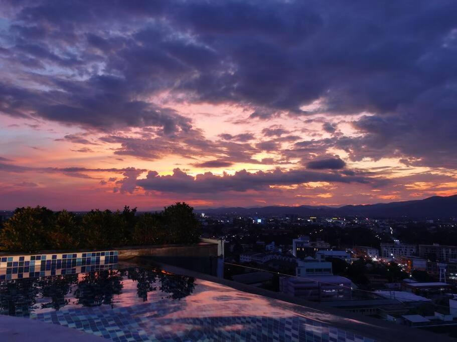 צ'יאנג מאי Modern Style Room With Sky Pool 古城边天际泳池公寓 מראה חיצוני תמונה