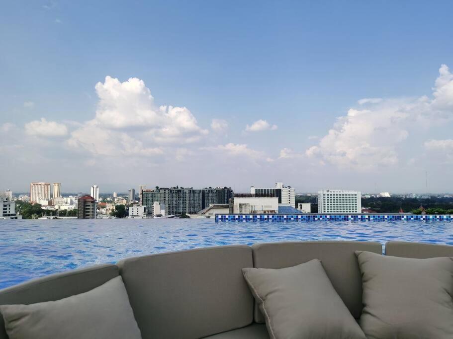 צ'יאנג מאי Modern Style Room With Sky Pool 古城边天际泳池公寓 מראה חיצוני תמונה