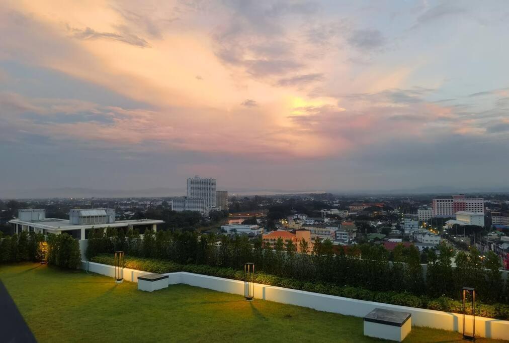 צ'יאנג מאי Modern Style Room With Sky Pool 古城边天际泳池公寓 מראה חיצוני תמונה
