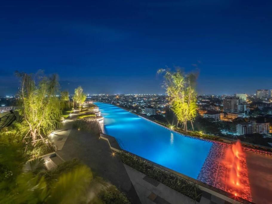 צ'יאנג מאי Modern Style Room With Sky Pool 古城边天际泳池公寓 מראה חיצוני תמונה