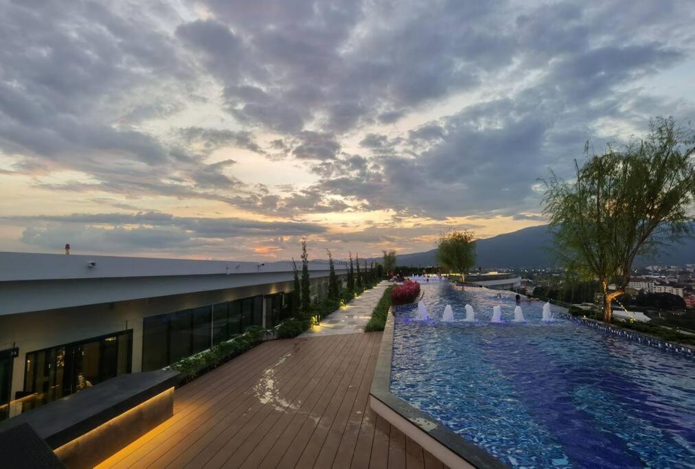 צ'יאנג מאי Modern Style Room With Sky Pool 古城边天际泳池公寓 מראה חיצוני תמונה