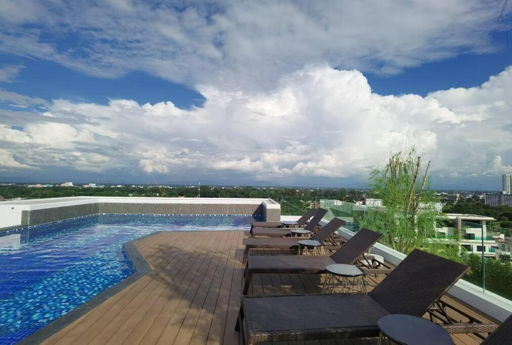 צ'יאנג מאי Modern Style Room With Sky Pool 古城边天际泳池公寓 מראה חיצוני תמונה