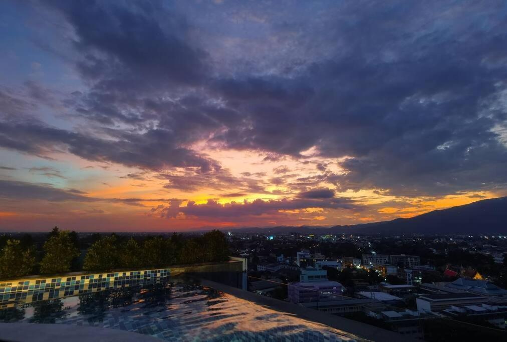 צ'יאנג מאי Modern Style Room With Sky Pool 古城边天际泳池公寓 מראה חיצוני תמונה