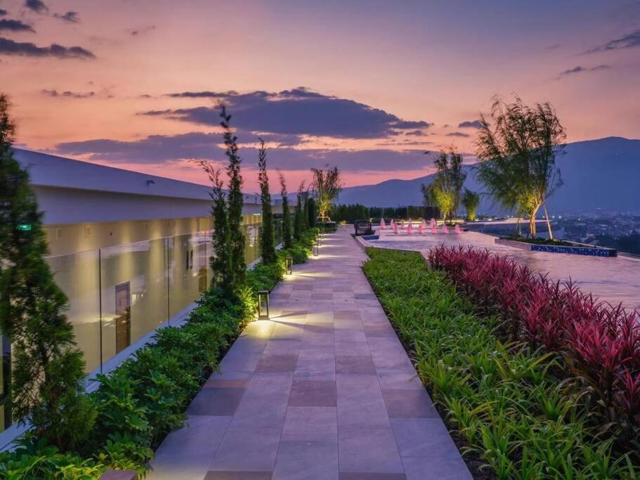 צ'יאנג מאי Modern Style Room With Sky Pool 古城边天际泳池公寓 מראה חיצוני תמונה